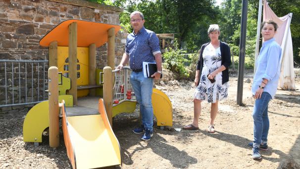 <p>RZKB-Verwaltungsratspräsident Patrick Meyer, die Dienstleiterin der Kleinkindbetreuung, Sandra Meesen, und RZKB-Direktorin Eliane Richter vor den Resten der Außenspielfläche an der Kinderkrippe. Auch die Trennmauer zum Nachbargrundstück wurde bei der Flutkatastrophe zerstört.</p>