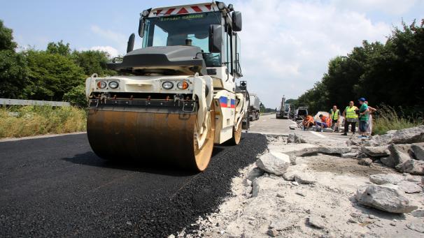 <p>Asphalt, Beton, Gebäude, Straßen und Infrastrukturen: mehr Bodenversiegelung, mehr Hochwasser.</p>