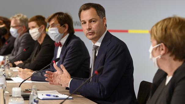 <p>Versprach föderale Hilfe: Premier De Croo. Um ihn versammelt (v.r.) Sonderkommissarin Marique, Elio die Rupo, Sonderkommissarin Delcourt, die Minister Henry und Morreale.</p>