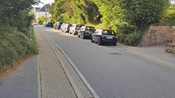 <p>Gemeinde und Polizei erachten ein von einigen Anliegern gefordertes Parkverbot in der oberen Wiesenbachstraße in St.Vith weder für erforderlich noch für gesetzlich durchsetzbar, weil das Parken auf der Straße dort erlaubt sei.</p>