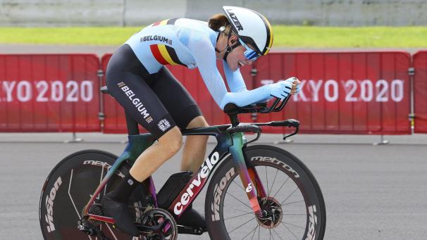 <p>Radsportlerin Julie Van de Velde beim Zeitfahren auf dem Fuji International Speedway</p>