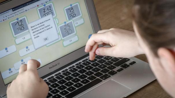 <p>Ab dem kommenden Schuljahr sollen alle Lehrpersonen der Primar- und Sekundarschulen, der offiziellen Abendschulen und der ZAWM-Lehrlingsausbildung, wenn sie dies wünschen, mit einem Laptop für ihren Arbeitsalltag ausgestattet werden. Das teilte die DG am Mittwoch mit.</p>