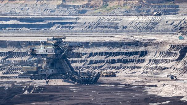 <p>Ein Eimerkettenbagger arbeitet im Tagebau Vereinigtes Schleenhain. Der globale Verbrauch natürlicher Ressourcen hat nach Experten-Schätzungen Mitte 2021 wieder etwa das Niveau vor dem Beginn der Corona-Pandemie erreicht.</p>