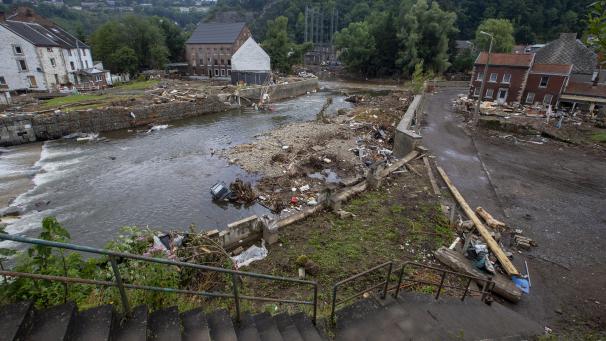 <p>Schutt und Trümmer liegen am Ufer der Weser in Pepinster.</p>