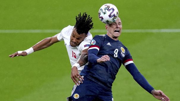 <p>Wie gefährlich sind Kopfbälle für Fußball-Profis? Das Bild entstand beim EM-Vorrundenspiel zwischen England und Schottland im Wembley Stadion. Tyrone Mings (l.) aus England und Lyndon Dykes aus Schottland kämpfen um den Ball.</p>