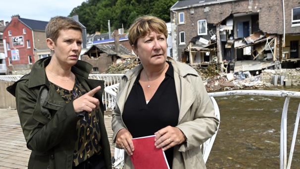 <p>Die beiden wallonischen Kommissarinnen für den Wiederaufbau nach der Flutkatastrophe, Sylvie Marique und Catherine Delcourt (links), verschafften sich am Mittwoch in Pepinster einen Überblick.</p>