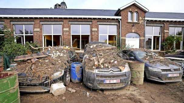 <p>Autos, die durch das Hochwasser beschädigt wurden, parken vor der örtlichen Schule in Trooz.</p>