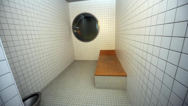 <p>Der junge Mann verbrachte die Nacht in der Ausnüchterungszelle.</p>