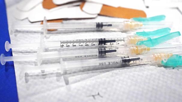 <p>Oxfam kritisiert die Monopolstellung der Pharmaunternehmen in Sachen Corona-Impfung</p>