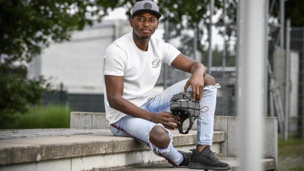 <p>Manaf Nurudeen trägt bei Spielen und im Training einen Schutzhelm.</p>