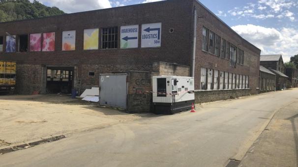 <p>In diesem Gebäude im Ortsteil Hütte hatte das IKOB Kunstwerke gelagert.</p>