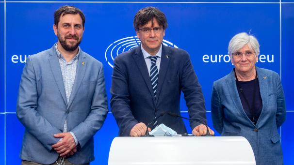 <p>Antoni Comin, Carles Puigdemont und Clara Ponsati (von links) geben eine Pressekonferenz im Europäischen Parlament in Brüssel bezüglich ihrer Immunität. Der frühere katalanische Regierungschef und zwei weitere katalanische EU-Abgeordnete haben im Kampf um den Erhalt ihrer parlamentarischen Immunität eine Niederlage erlitten.</p>
