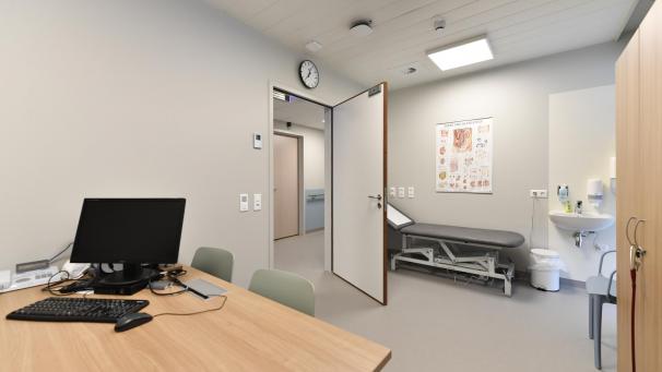 <p>Einer der beiden Behandlungsräume, die den Hausärzten im Gebäude Z des Eupener Krankenhauses an den Wochenenden sowie an den Feiertagen für den Bereitschaftsdienst zur Verfügung stehen.</p>