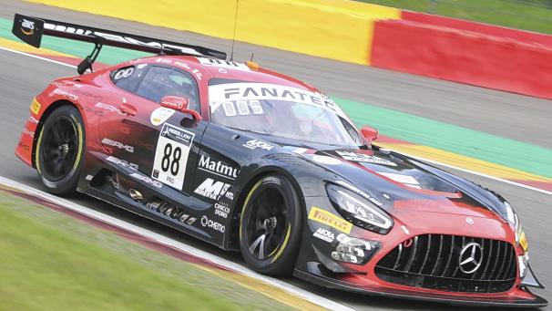 <p>Der Mercedes #88 steht auf der Pole Position.</p>