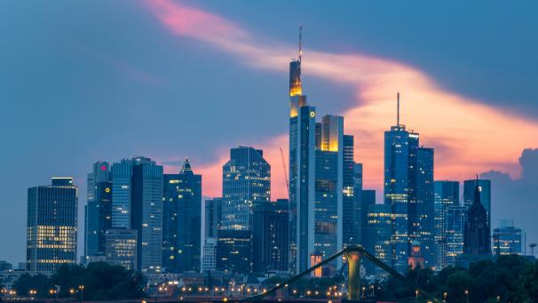 <p>dem Main fährt ein Schiff vor der Skyline der Bankenmetropole. Ein Jahr später als ursprünglich geplant haben Europas Aufseher die Banken auf dem Kontinent wieder einem großen Gesundheitscheck unterzogen.</p>
