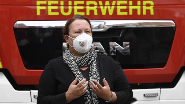 <p>Die nordrhein-westfälische Umweltministerin Ursula Heinen-Esser bedankt sich bei der Werksfeuerwehr für ihren Einsatz bei der Explosionskatastrophe in der Sondermüll-Verbrennungsanlage des Bayer Chemparks. Die Feuerwehrleute waren der erste Löschgruppe die vor Ort waren.</p>