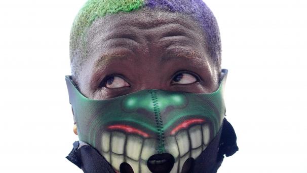 <p>„The Hulk“ wird Saunders, die ihre Wettkämpfe mit diesem auffälligen Mund-Nasen-Schutz bestritten hat, nur genannt.</p>