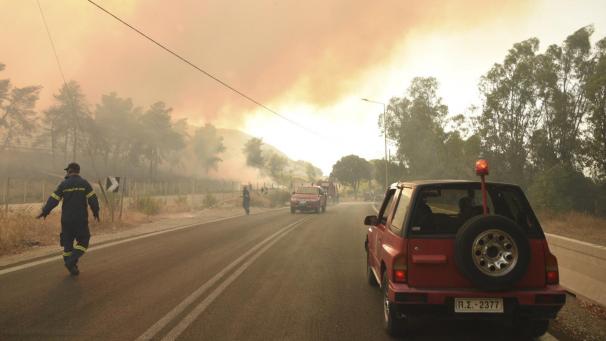 <p>Feuerwehrleute bekämpfen einen Waldbrand in der Nähe des Dorfes Lampiri, westlich von Patras. Das an einem Berghang ausgebrochene Feuer hat sich in gefährlicher Nähe zu den Küstenstädten ausgebreitet, woraufhin die Feuerwehr ein Boot für die mögliche Evakuierung der Bewohner zur Verfügung gestellt hat.</p>