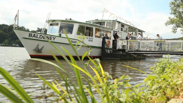 <p>Die Passagiere gehen an der Anlegestelle an Bord. Auf dem Essener Baldeney See fährt die „Baldeney“ein Freizeit-Schiff der „Weisse Flotte“. Einzelne Stauseen sind wieder für Freizeitsport frei.</p>