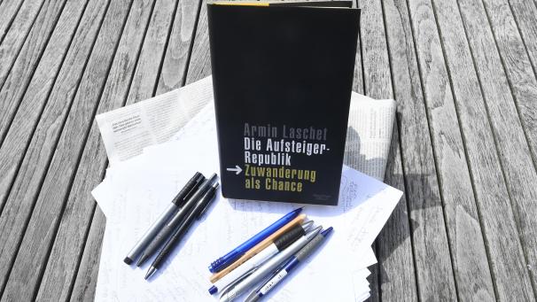 <p>Das Buch von Armin Laschet „Die Aufsteiger Republik-Zuwanderung eine Chance“ steht auf einem Tisch. In der Nacht zum Freitag war auf Twitter eine Gegenüberstellung des Plagiatssuchers Martin Heidingsfelder veröffentlicht worden, die eine auffallende Ähnlichkeit zwischen einer Passage des Laschet-Buchs und einer anderen Publikation zeigte.</p>