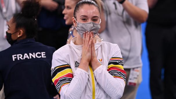 <p>Geschafft: Nina Derwael wurde Olympiasiegerin am Stufenbarren.</p>