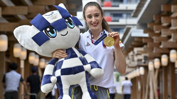 <p>Nina Derwael posiert mit ihrer Goldmedaille.</p>