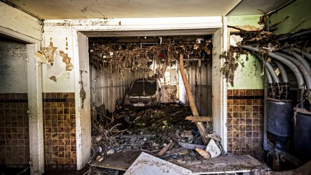 <p>Bei der Flutkatastrophe vor mehr als zwei Wochen haben manche Familien praktisch alles verloren. Die ÖSHZ gewähren Wohnbeihilfen, die von der Deutschsprachigen Gemeinschaft finanziert werden.</p>