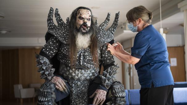 <p>Mr. Lordi, Sänger der finnischen Hard-Rock-Band Lordi, wird von der Krankenschwester Paula Ylitalo die zweite Dosis eines Corona-Impfstoffs injiziert.</p>