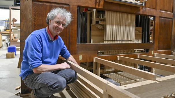 <p>Orgelbauer Guido Schumacher weist auf einen Schaden hin, den die Flutwasserkatastrophe an einem Instrument verursacht hat.</p>