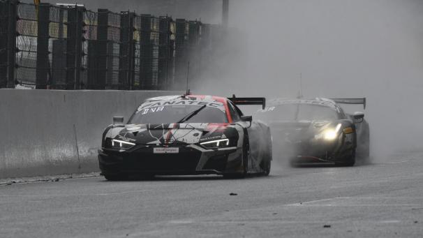 <p>Das Duell der 24h Spa im Regen: Audi gegen Ferrari.</p>