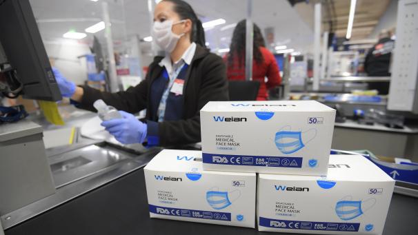 <p>Dosen mit Mundschutzmasken an der Kasse eines Supermarktes.</p>