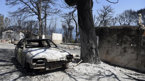 <p>Ein Auto und Häuser sind nach einem Waldbrand östlich der Stadt Patras verbrannt.</p>