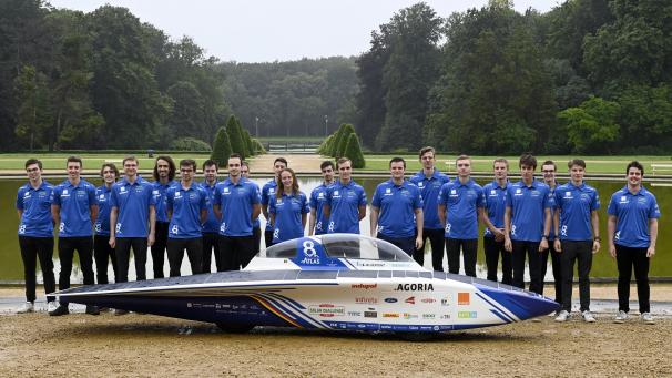 <p>Das Agoria Solar Team mit seinem „BluePoint Atlas“.</p>