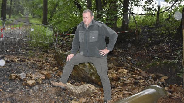 <p>Förster Ralph Thomassen begutachtet die Kanalschäden, die im Abschnitt Rotterwäldchen entstanden sind.</p>