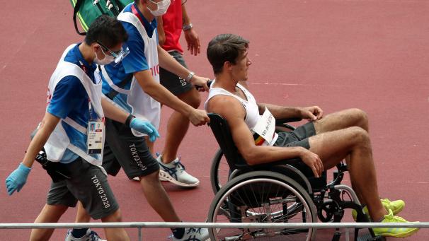 <p>Thomas Van der Plaetsen musste im Rollstuhl aus dem Stadion gefahren werden.</p>