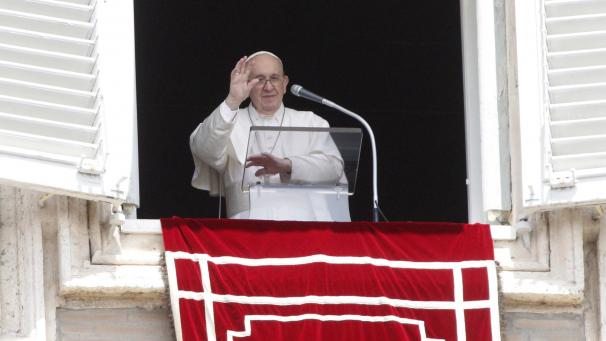 <p>Papst Franziskus winkt nach dem Angelusgebet am Fenster seines Arbeitszimmers mit Blick auf den Petersplatz der Menge zu.</p>