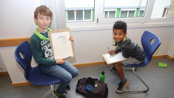 <p>„Es macht Spaß, aber es ist auch schwierig“: Auf der Tagesordnung stand auch Portätzeichnen. Thami und Jeannot malen sich gegenseitig.</p>