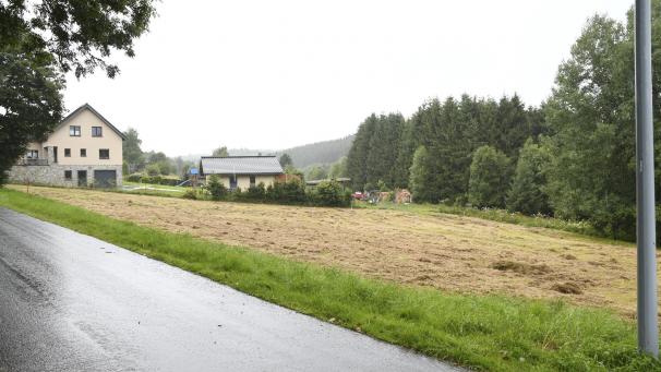 <p>Vier Ferienhäuser sollen auf dem Grundstück Am Schwarzbach entstehen, zwei davon für vier Personen, zwei für sechs Personen. Knapp 60 Anwohner in dem 80-Seelen-Dorf haben eine Petition gegen das Projekt unterschrieben.</p>