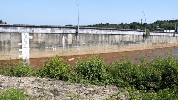 <p>Vonwegen halb leer: Die Talsperre hatte nur noch 5,6 Millionen Kubikmeter Luft: Die Wallonische Verwaltung widerspricht dem eigenen Minister. Auch bei dem Ablaufvolumen machen SPW und Henry unterschiedliche Angaben.</p>