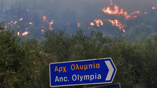 <p>Ein Waldbrand nähert sich dem antiken Olympia.</p>