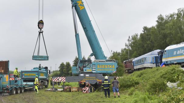 <p>Einsatzkräfte stehen am Unfallort an dem am Vortag ein Schnellzug aus München mit einem entgegenkommenden Regionalzug zusammengestoßen ist.</p>