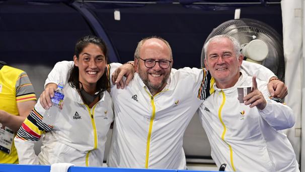 <p>Shane McLeod (r.) jubelt mit seinem Trainerteam.</p>