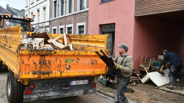 <p>Nach dem großen Aufräumen geht es für viele Hochwasseropfer jetzt darum, Wohnungen und Häuser wieder in Ordnungs zu bringen. Für zinslose von wallonischen Behörden gewährten Krediten für dringend erforderliche Renovierungsarbeiten übernimmt die Regierung der Deutschsprachigen Gemeinschaft die Garantie.</p>