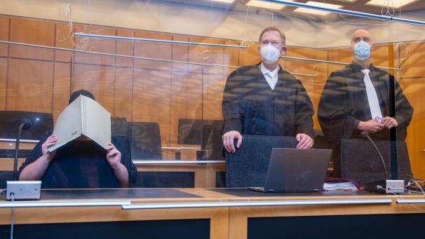 <p>Zu Beginn des Prozesses im Missbrauchskomplex Münster sitzt die Mutter (l.) eines Opfers im Landgericht Münster neben ihren beiden Anwälten.</p>