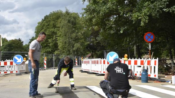 <p>Mitarbeiter des Bauhofs legten am Nachmittag Zebrastreifen an, um eine sichere Überquerung der Straße zu ermöglichen.</p>