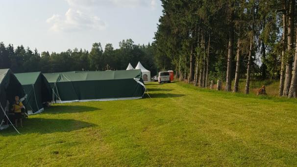 <p>Weil sechs Schlafzelte auf dem Lagerplatz in Medendorf entgegen den Vorschriften zu nahe an einer Fichtenreihe aufgestellt wurden, erwog Büllingens Bürgermeister Friedhelm Wirtz zwischenzeitlich eine Räumung des Jugendlagers.</p>