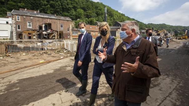 <p>Zwei Tage nach der Flut besuchten Premier De Croo (l.) und Innenministerin Verlinden die stark in Mitleidenschaft gezogene Stadt Pepinster (r. im Bild: Bürgermeister Philippe Godin).</p>