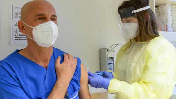 <p>Der Krankenpfleger einer Notaufnahme wird geimpft.</p>