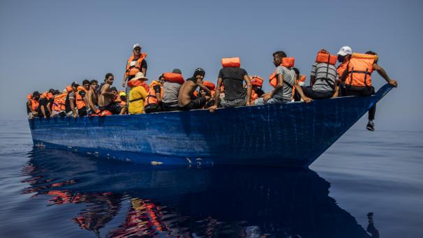 <p>Seit Wochen kommen teilweise Hunderte Migranten an einem Tag illegal über das Mittelmeer nach Europa.</p>