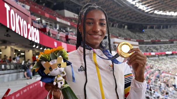 <p>Einen Tag nach ihrem Triumph erhielt Nafi Thiam ihre Goldmedaille.</p>
